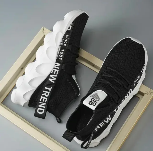 Zapatillas deportivas negras y blancas