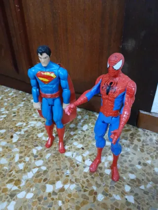 Due giocattoli Superman e Spiderman.