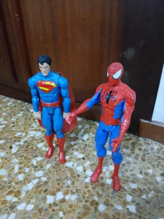 Due giocattoli Superman e Spiderman.