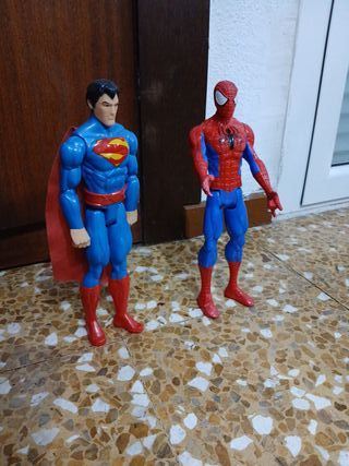 Due giocattoli Superman e Spiderman.