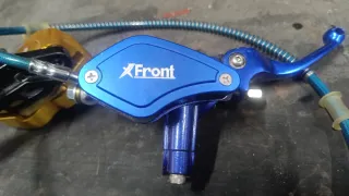 Freno delantero Xfour azul y dorado