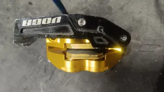 Freno delantero Xfour azul y dorado