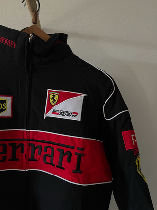 Chaqueta Ferrari F1 Negra Roja Bordada Premium