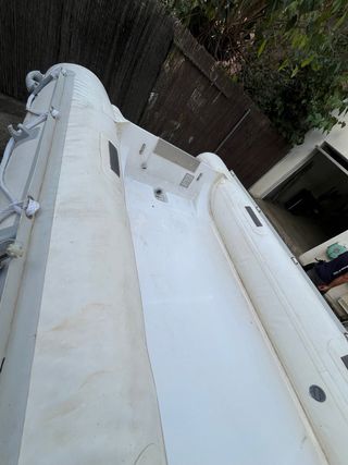Embarcación Semirrígida Blanca