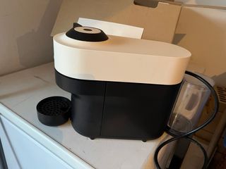 Cafetera Nespresso Negra y Blanca