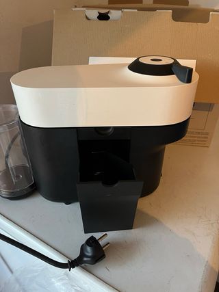 Cafetera Nespresso Negra y Blanca