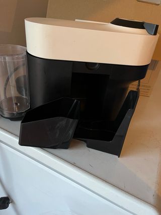 Cafetera Nespresso Negra y Blanca