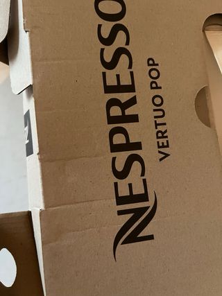 Cafetera Nespresso Negra y Blanca