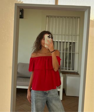 Blusa Stradivarius roja hombros descubiertos
