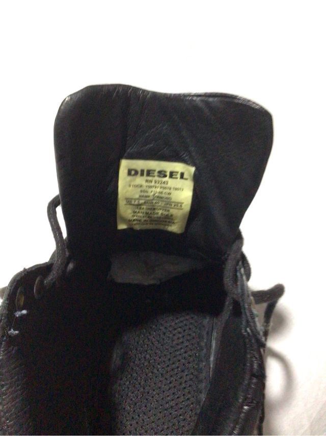 Botas altas DIESEL negras y doradas.