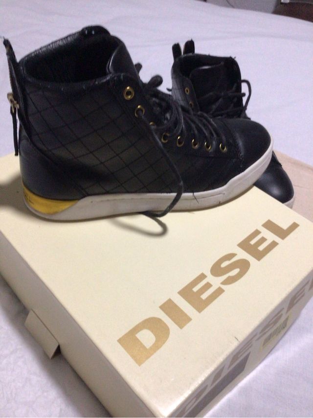 Botas altas DIESEL negras y doradas.