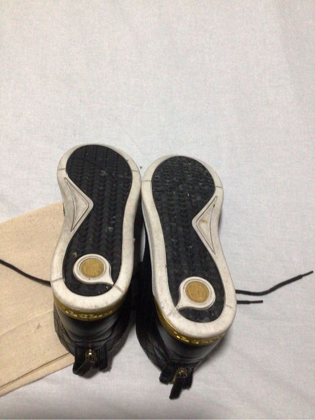 Botas altas DIESEL negras y doradas.