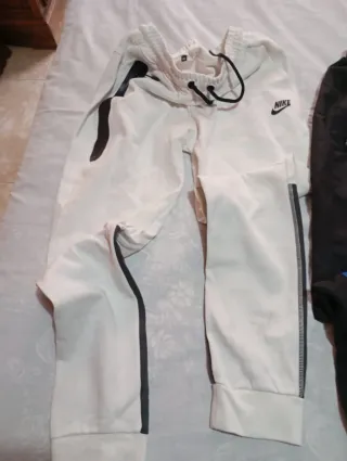 Pantalones Nike Blancos y otro negros Talla XS