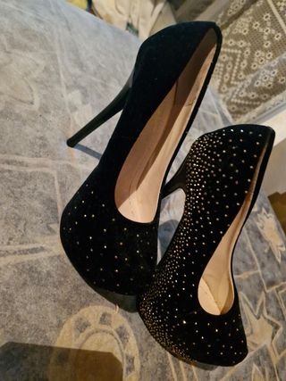 Zapatos de tacón negros con detalles dorados