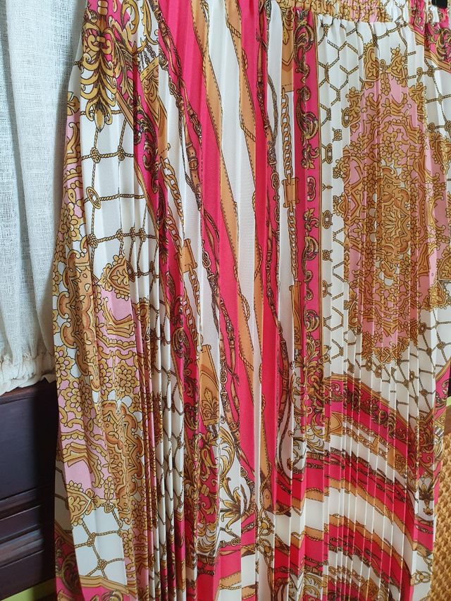 Falda plisada rosa y dorada