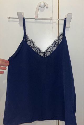 Blusa azul marino con encaje