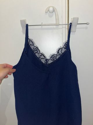 Blusa azul marino con encaje