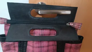 Bolso de mano rosa y negro a cuadros