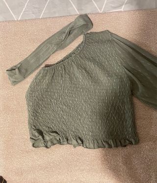 Blusa verde sin manga con detalle brillante