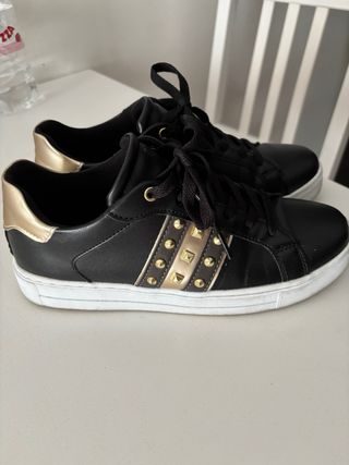 Scarpe nere con borchie oro