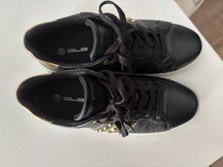 Scarpe nere con borchie oro