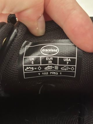 Scarpe nere con borchie oro