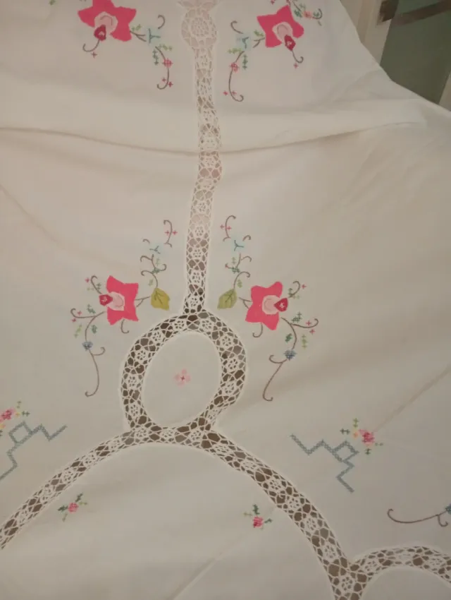 Toalha de mesa bordada com flores e mezaninos