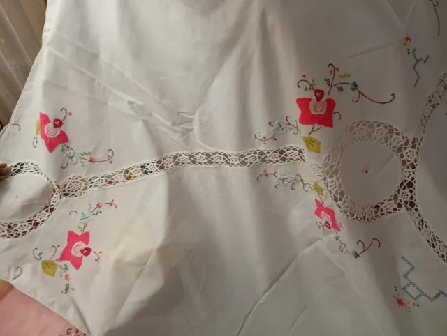 Toalha de mesa bordada com flores e mezaninos