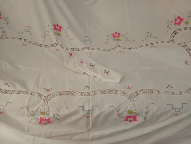 Toalha de mesa bordada com flores e mezaninos