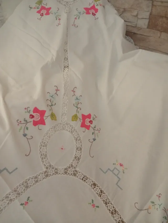 Toalha de mesa bordada com flores e mezaninos