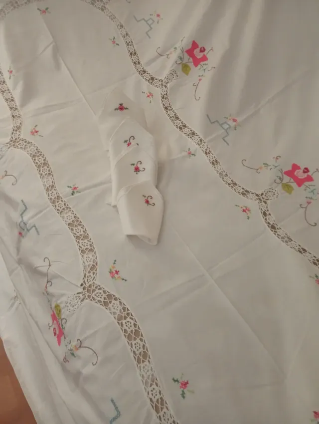 Toalha de mesa bordada com flores e mezaninos