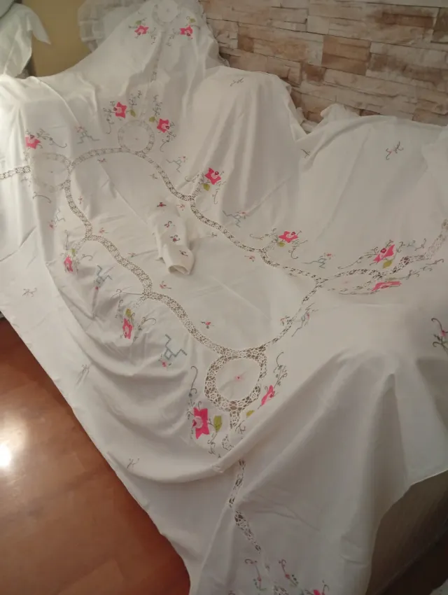 Toalha de mesa bordada com flores e mezaninos