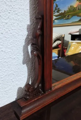 Espejo antiguo con marco de madera de allá tallado