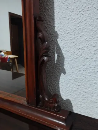 Espejo antiguo con marco de madera de allá tallado