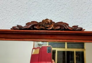 Espejo antiguo con marco de madera de allá tallado