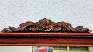 Espejo antiguo con marco de madera de allá tallado