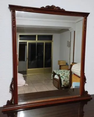 Espejo antiguo con marco de madera de allá tallado
