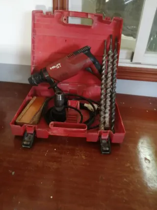 Taladro Hilti TE 1 con brocas