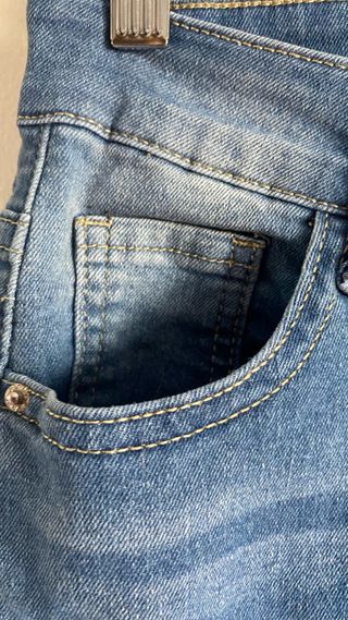 Pantalón vaquero desgastado