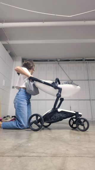 Carrito de muñecas con capazo y bolso