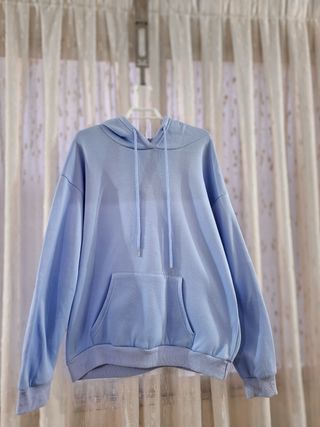 Sudadera azul con capucha