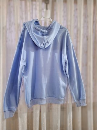 Sudadera azul con capucha