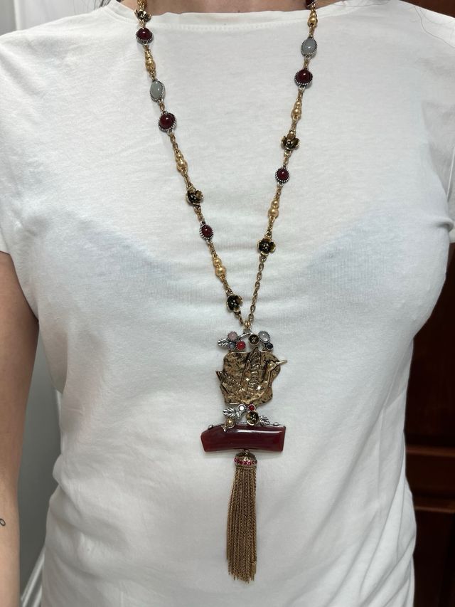 Collar Zara Dorado con varios colores más.