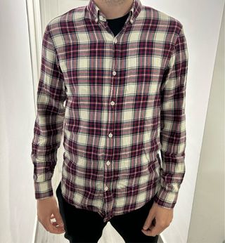 Camisa o sobrecamisa cuadros beige y rojo.