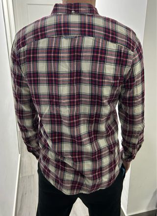 Camisa o sobrecamisa cuadros beige y rojo.