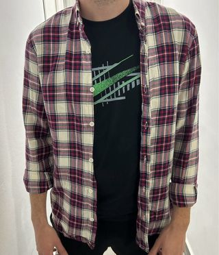 Camisa o sobrecamisa cuadros beige y rojo.
