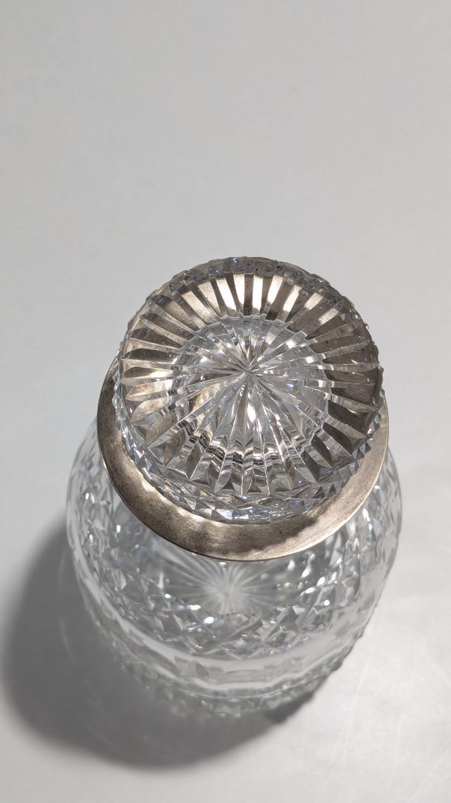 ANTIGUA BOTELLA LICORERA CRISTAL TALLADO Y PLATA