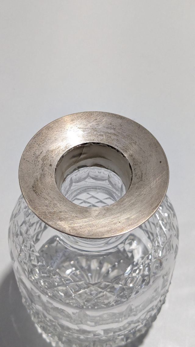 ANTIGUA BOTELLA LICORERA CRISTAL TALLADO Y PLATA