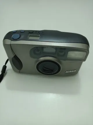 Nikon Zoom 210 AF 35mm funzionante.