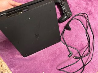 PS4 Slim Sony Negra + Mando y Cables